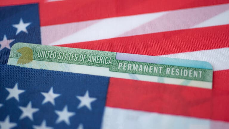 Суд обязал власти США запустить лотерею грин-карт на 2027 год
