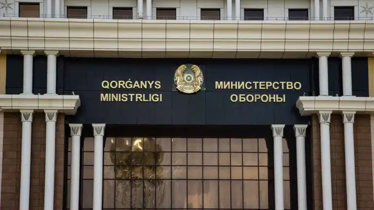 Желідегі видеоны өшіруді сұраған адам Қорғаныс министрлігі қызметкері екені расталды