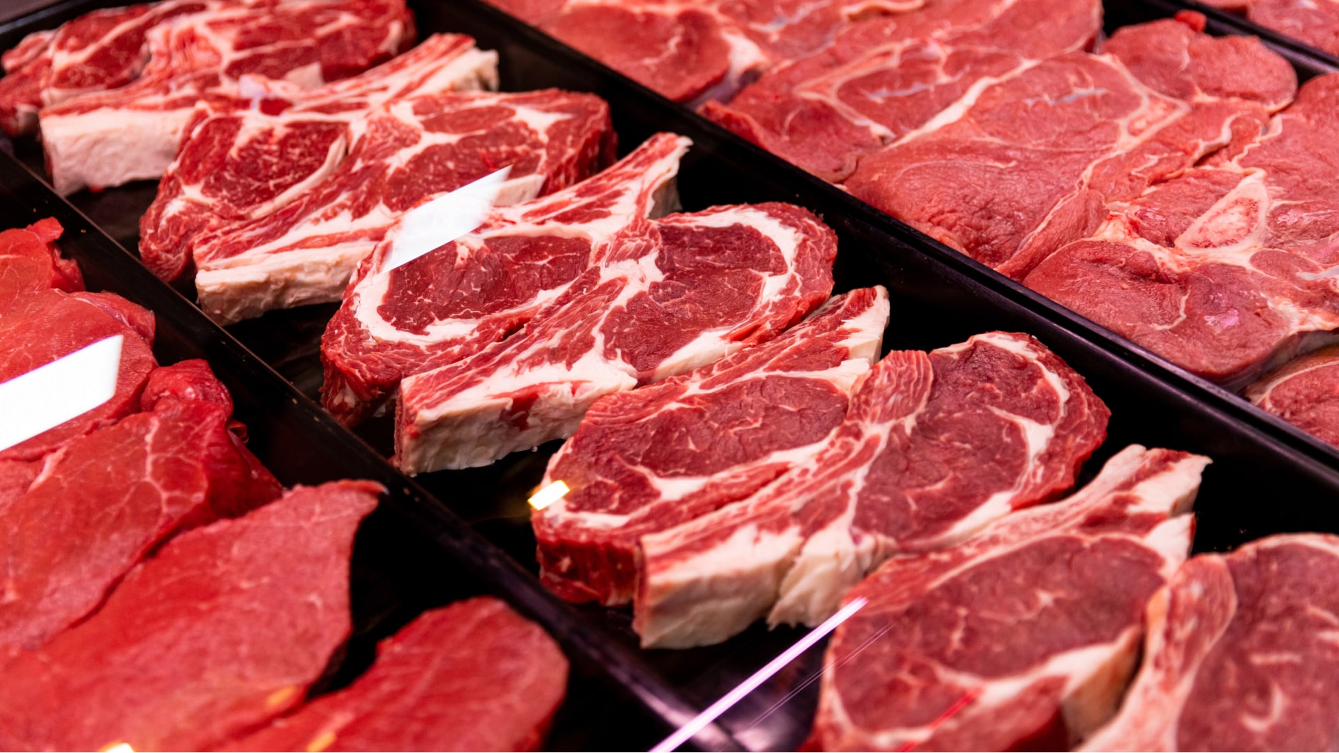 В Астане нашли нелегальный мясной цех и сожгли всю его продукцию