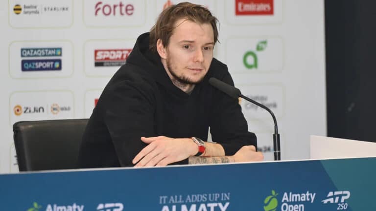 Александр Бублик без борьбы вышел в четвертьфинал Almaty Open-2026