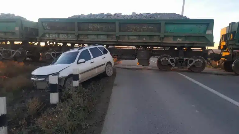 Автомобиль попал под поезд в Костанайской области