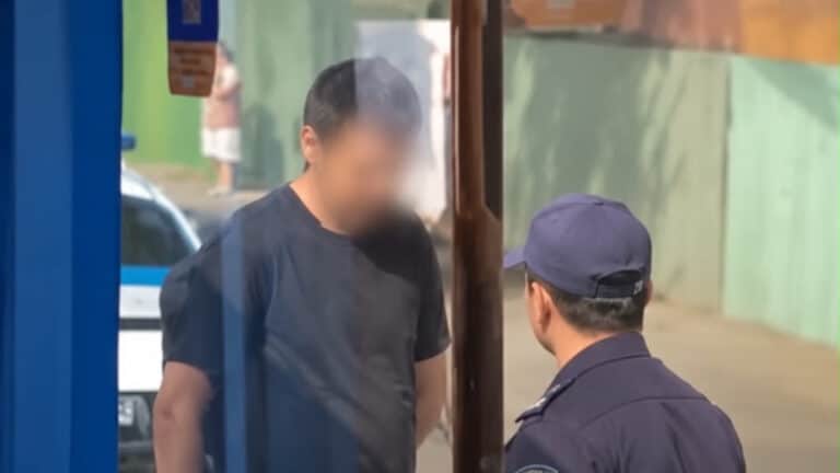 Автобуста жолаушыларға пышақ кезенген ер адам қамауға алынды
