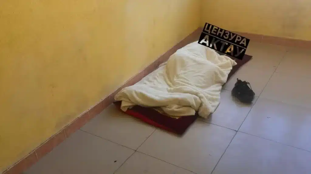 Фото спящего в подъезде ребенка встревожило Актау: что показала проверка