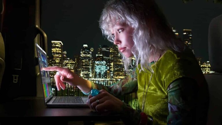 Apple впервые представила MacBook Pro с сенсорным экраном: сколько он стоит