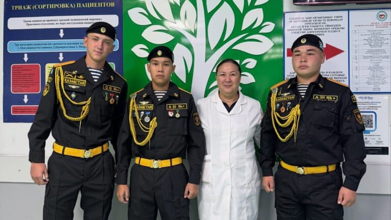 Каспийдегі апаттан аман қалған үш сарбаздың ауруханадағы суреті жарияланды
