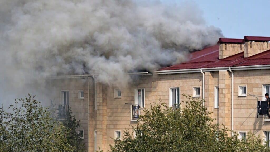 Пожар на крыше пятиэтажки в Конаеве тушат по повышенному рангу