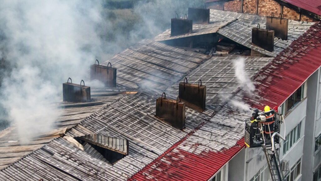 Пожар на крыше пятиэтажки в Конаеве потушили: эвакуированы 120 человек