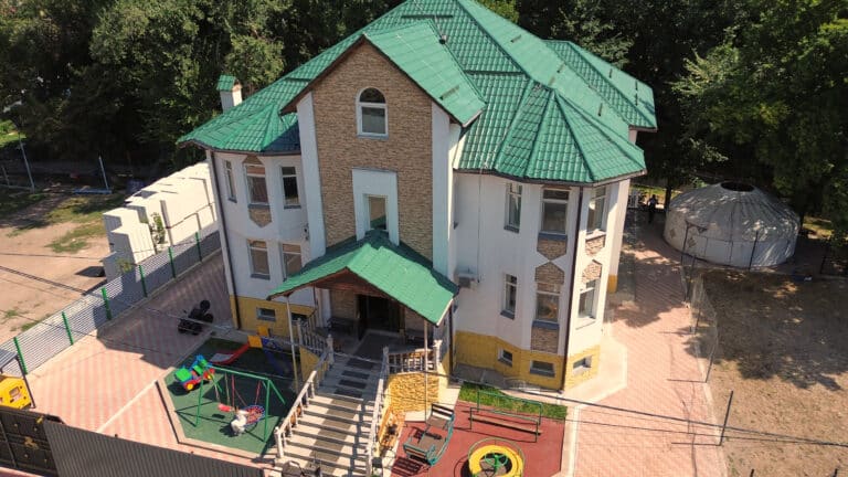 Заң талабы мен бала мүддесі: Алматыда 200 ерекше бала мектепсіз қалуы мүмкін