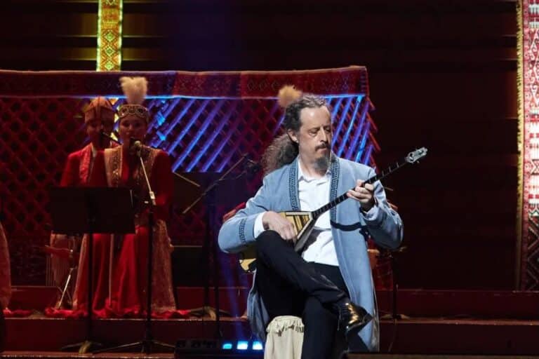 АҚШ азаматы «Адай» күйін нақышына келтіріп орындады