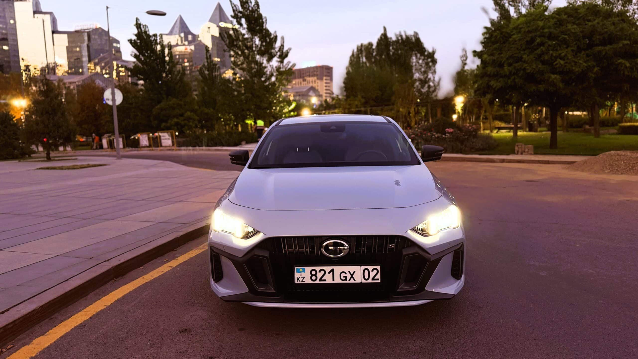 GAC Empow GL спереди на городской улице