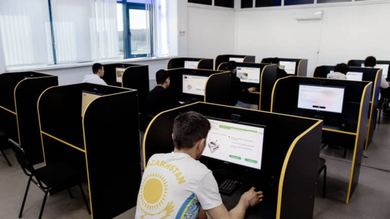 Теоретический экзамен на права в Казахстане могут перевести в онлайн