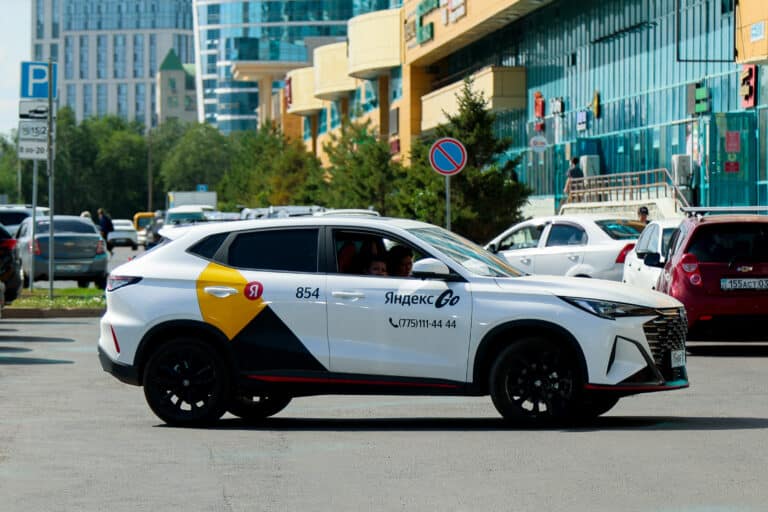 В Казахстане перестали работать такси и доставка от «Яндекса»