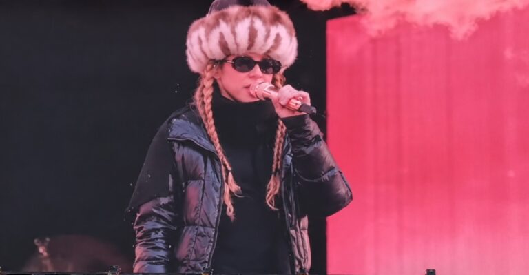 Шакира примерила кыргызский калпак на репетиции перед концертом в Бишкеке