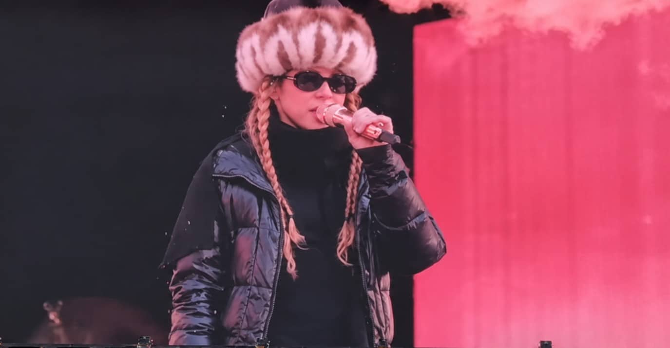 Шакира примерила кыргызский калпак на репетиции перед концертом в Бишкеке