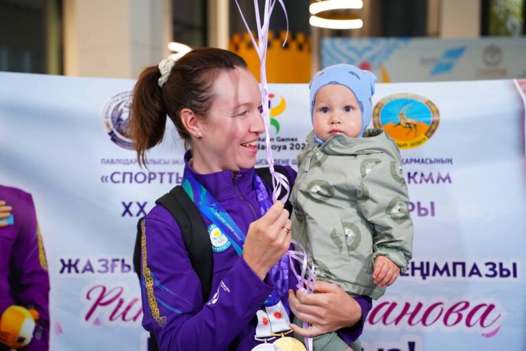Чемпионка Азиады- 2026 велогонщица Рината Султанова вернулась в Казахстан