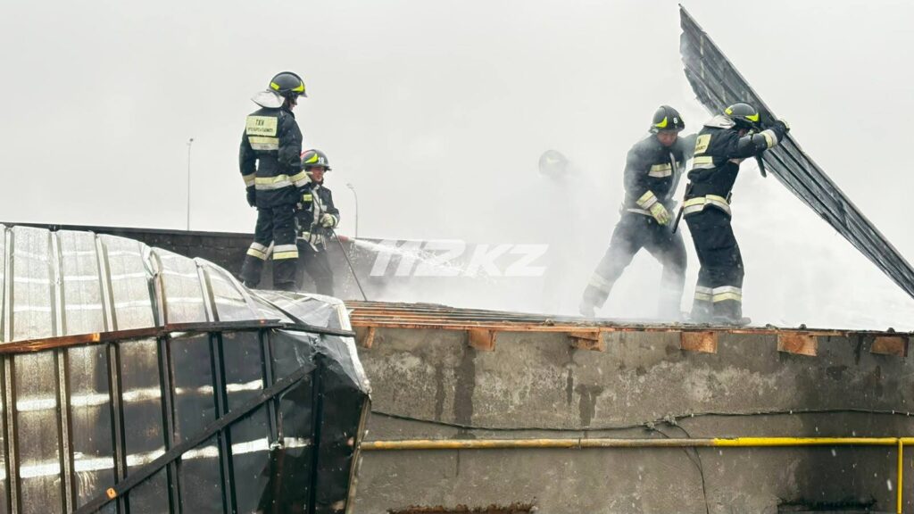 Крыша кафе и магазина вспыхнула в Туркестанской области