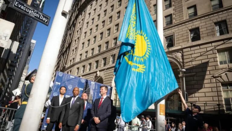 Республика күніне орай Нью-Йоркте Қазақстан туы көтерілді (видео)