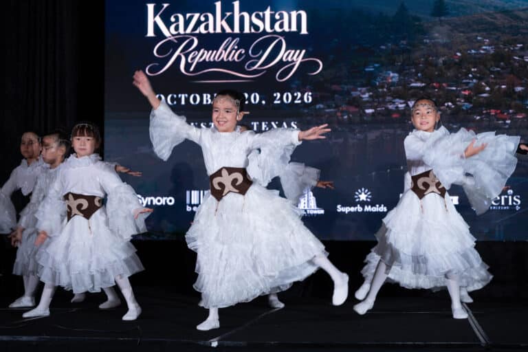 День Республики за океаном: как казахи Хьюстона сохраняют культуру для детей