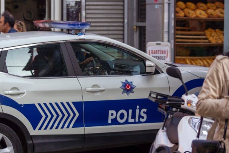 СМИ узнали о падении 26-летней казахстанки с крыши в Турции