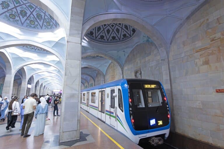 Казахстанец потерял $10 тыс. в метро Ташкента, но их вернули с помощью пассажирки