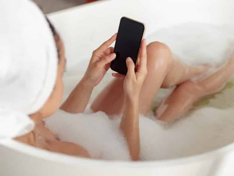 Во Франции расследуют дело о краже интимных фото 17 тыс. женщин и девочек