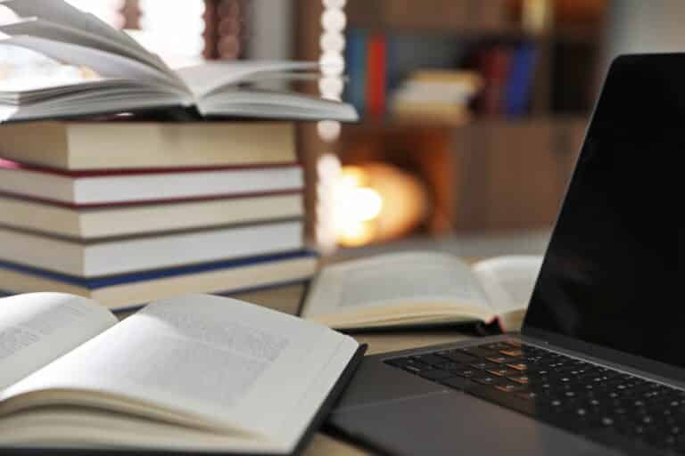 Писательница заработала $1 млн на книгах, написанных нейросетью