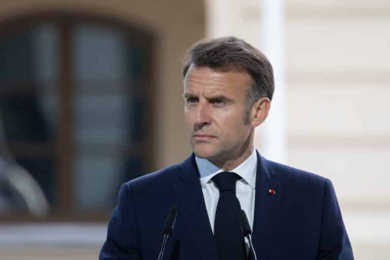 Макрон выступил с жестким обращением к французам из-за массовых погромов