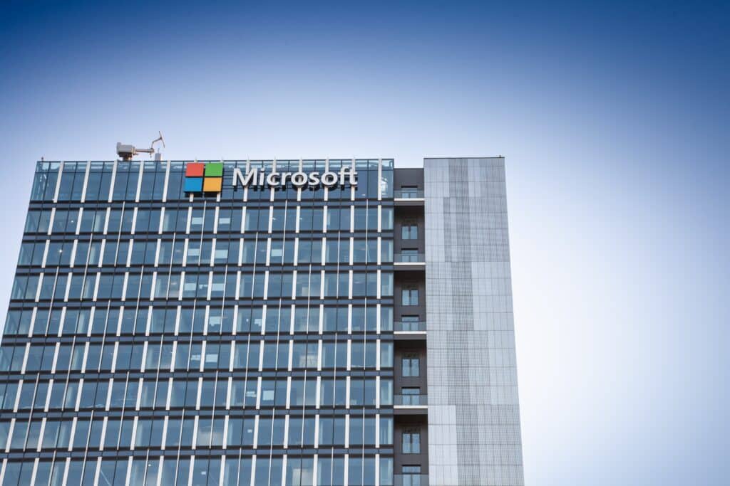 США заморозили заявки на грин-карты для работников Microsoft и Adobe