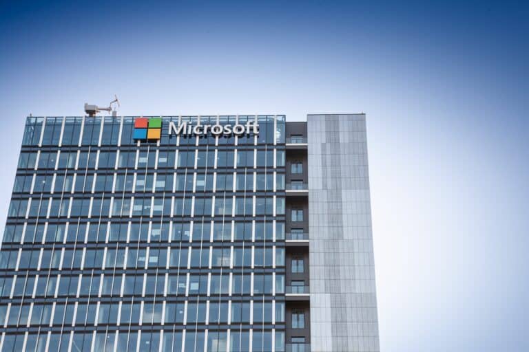 США заморозили заявки на грин-карты для работников Microsoft и Adobe
