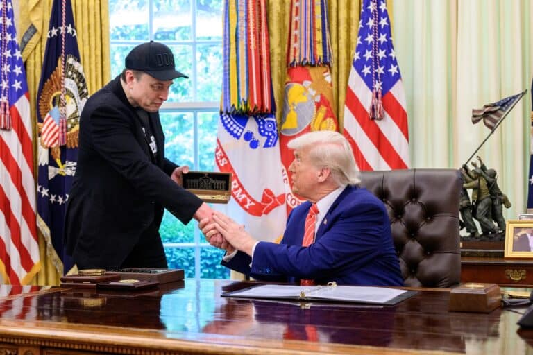 Трамп оценил щедрость Маска, пообещавшего акции SpaceX детям США