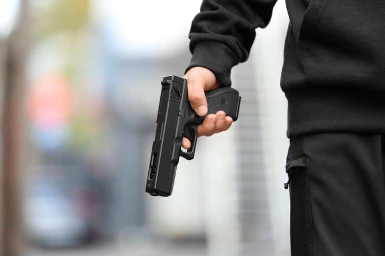 12 человек пострадали при стрельбе возле университета во Флориде