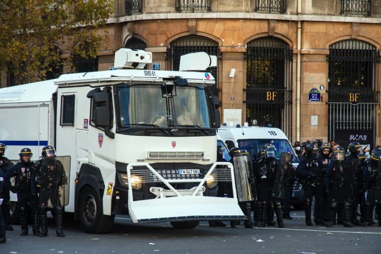 Массовые беспорядки в Италии: в Милан направляют 500 военнослужащих