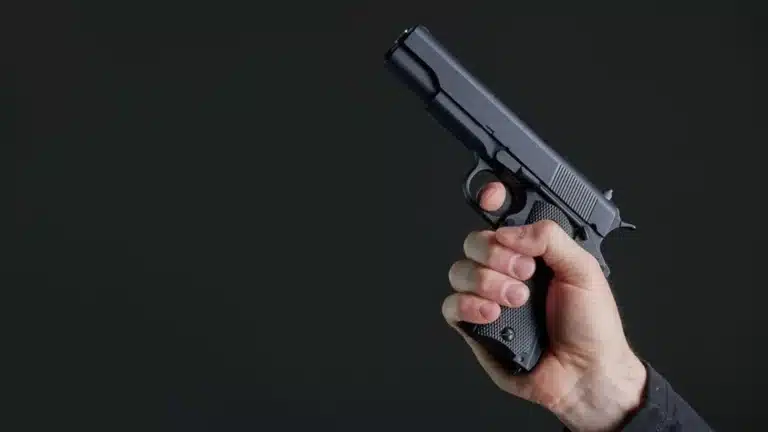 Талдықорғанда әйелін тапаншамен қуып жүрген ер адам ұсталды