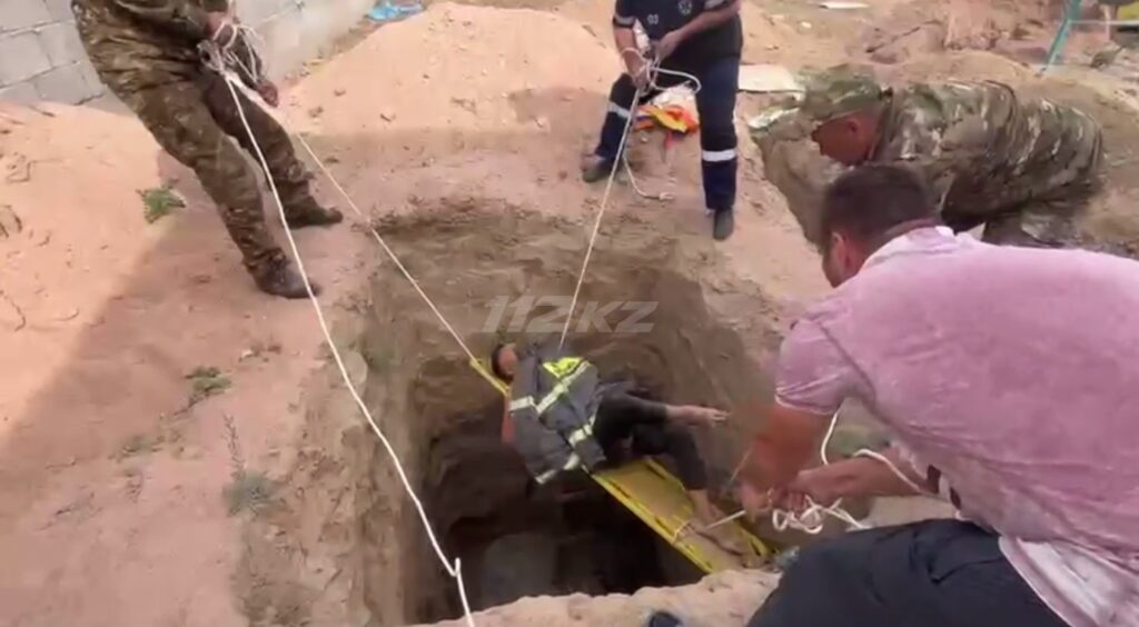 Мужчину с травмой ноги спасли из глубокой ямы в Алматинской области