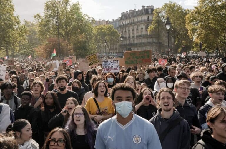 Во Франции 71,5 тысячи человек вышли на протесты против условий в школах