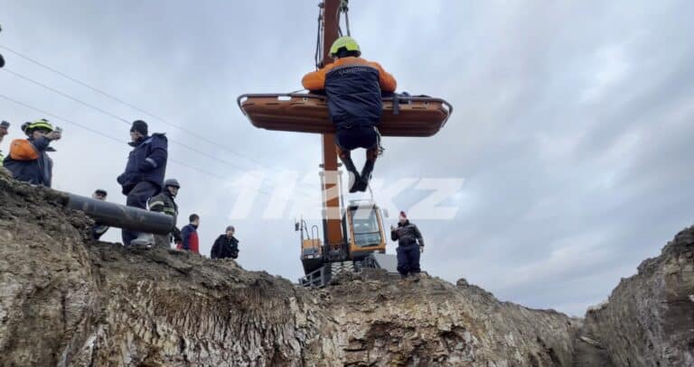 В Астане человека вытащили из трехметровой траншеи с помощью экскаватора