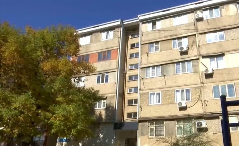 Двое детей погибли в съемной квартире в Шымкенте: трехлетняя девочка в реанимации