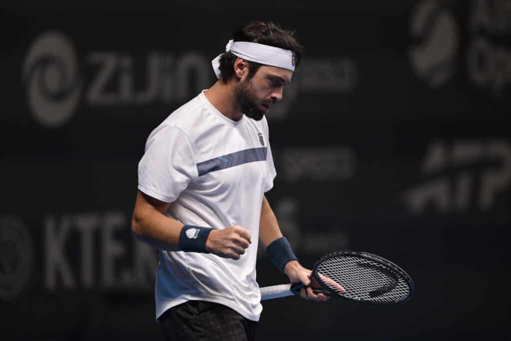 Николоз Басилашвили победил Марина Чилича на Almaty Open-2026. В парном разряде в четвертьфинал вышли Донски и Печонка, а также Кублер и Пирс.